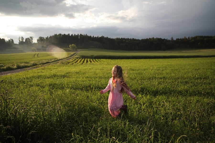 pexels-jonas-mohamadi-1416783_girl running.jpg